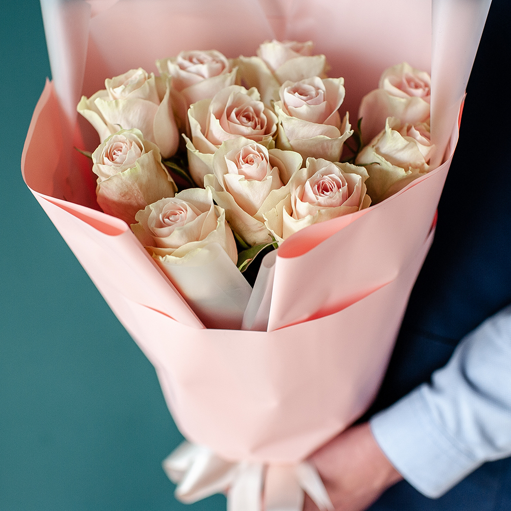 11 нежно-розовых роз в оформлении