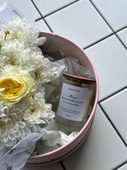 Цветочная композиция в коробке+свеча 50 мл