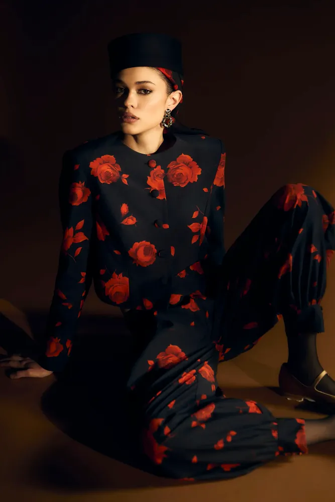 Пионелла (Pionella), жакет из черного батиста с цветочным принтом