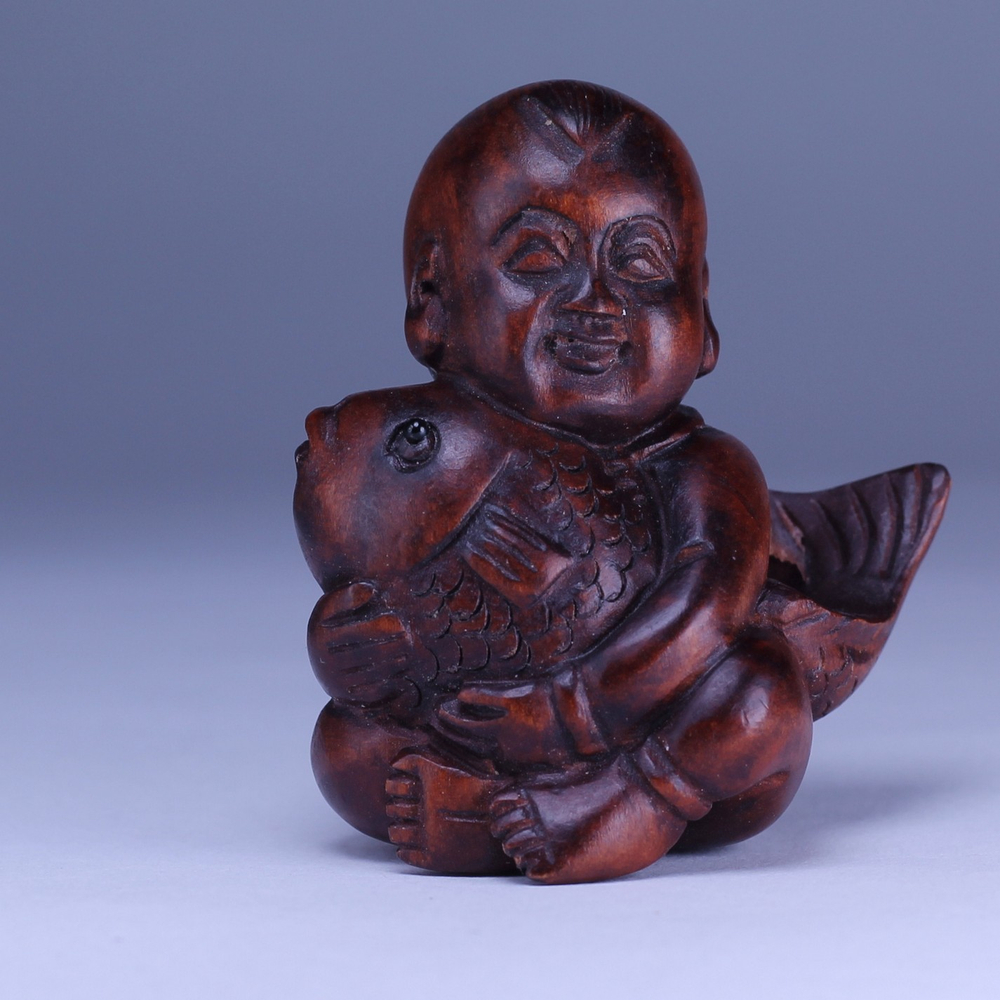 Нэцкэ Ребенок со священным карпом