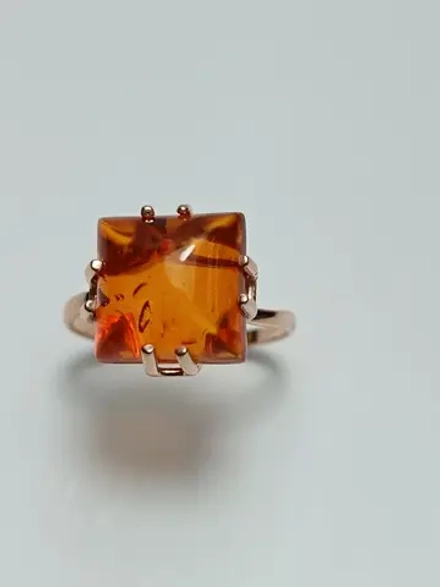 Кольцо бижутерное с янтарем