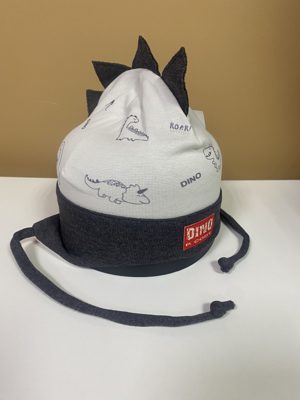 Шапка на мальчика "Dino" из хлопка однослойная на завязках на размер 46-48 , цвета в ассортименте