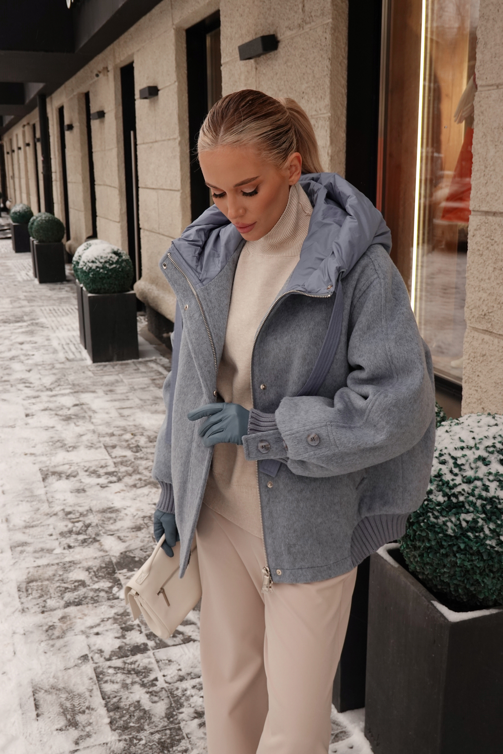 Пуховик средней длины из шерсти с капюшоном