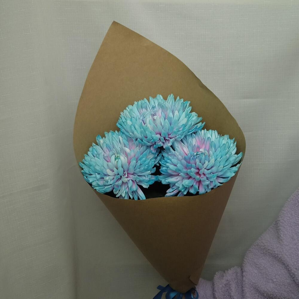 Букет с голубой хризантемой в крафте