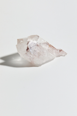 Горный хрусталь с гематитовым фантомом