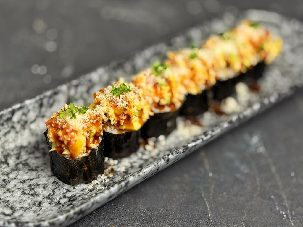 Ролл с лососем терияки, снежным крабом и снегом из пармезана