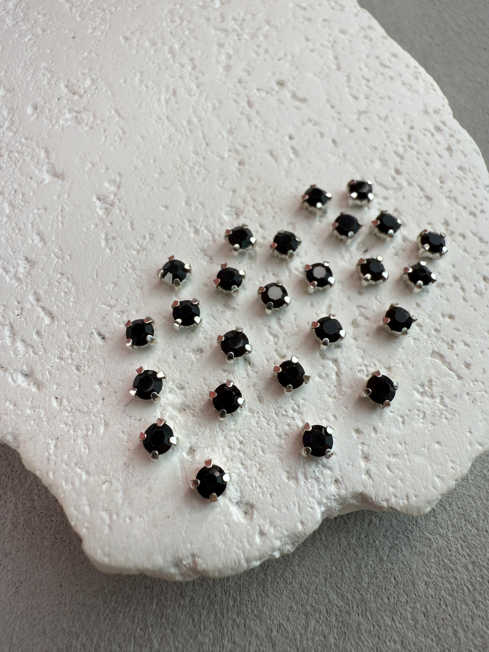 Шатоны 4 мм, Черный в серебре, 25 шт