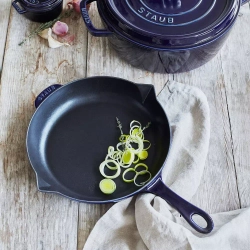 STAUB - Сковорода чугунная 28см гренадин (2 сорт) / артикул   40506-561-5  / GTIN 3272340043772