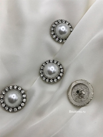 Шляпка под установочные кнопки жемчуг в обрамлении из страз в матовом серебристом металле