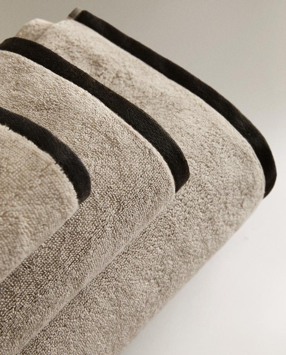 ZARA HOME БАННОЕ ПОЛОТЕНЦЕ С КАЙМОЙ, КАМЕННО-СЕРЫЙ