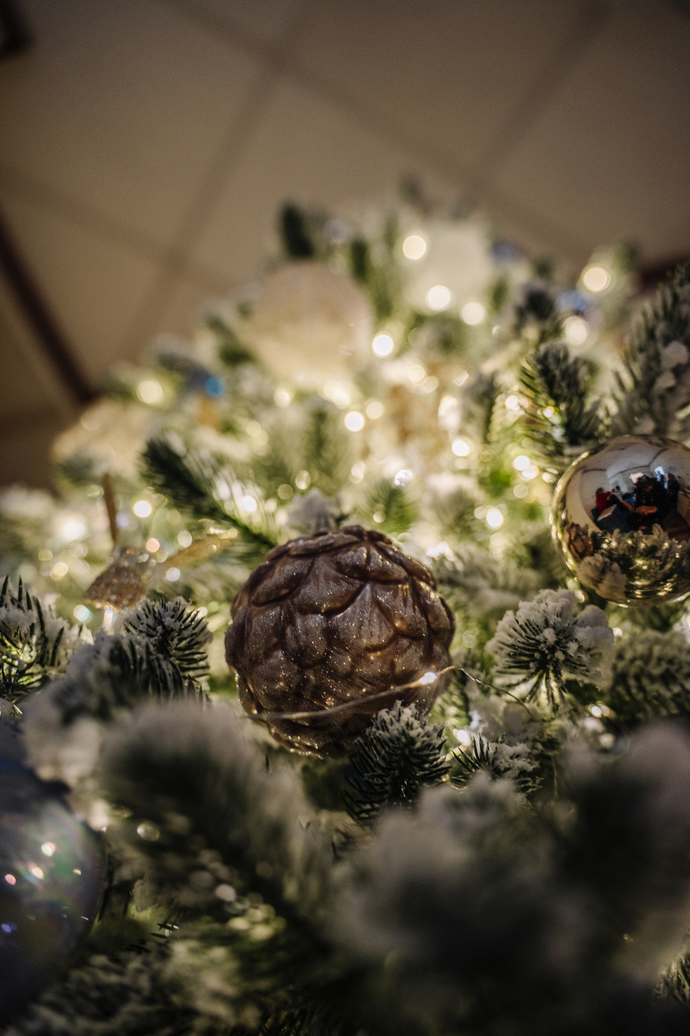 Дизайнерская заснеженная ель «Зимнее кружево»