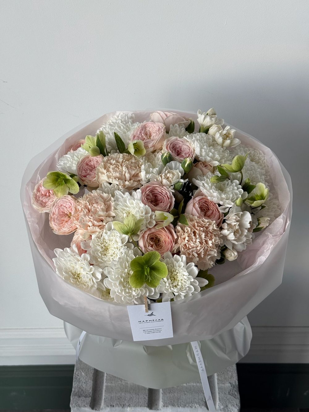 Букет из хризантемы, диантусов, ранункулюсов, хелеборуса и кустовых пионовидных роз