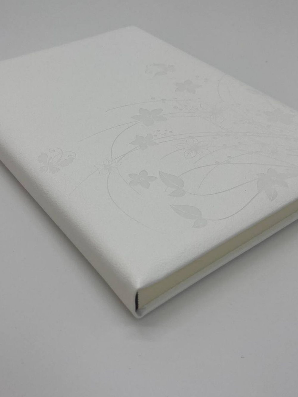 Блокнот 135 л. В5 25*17,5 см лин. белые цветы  (7670-2)