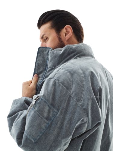 Утепленный серо-голубой бомбер из вареного денима