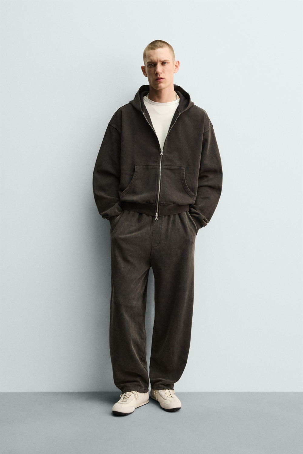ZARA ТОЛСТОВКА С ЭФФЕКТОМ ПОТЕРТОСТИ НА МОЛНИИ С КАПЮШОНОМ, ТЕМНО-КОРИЧНЕВЫЙ