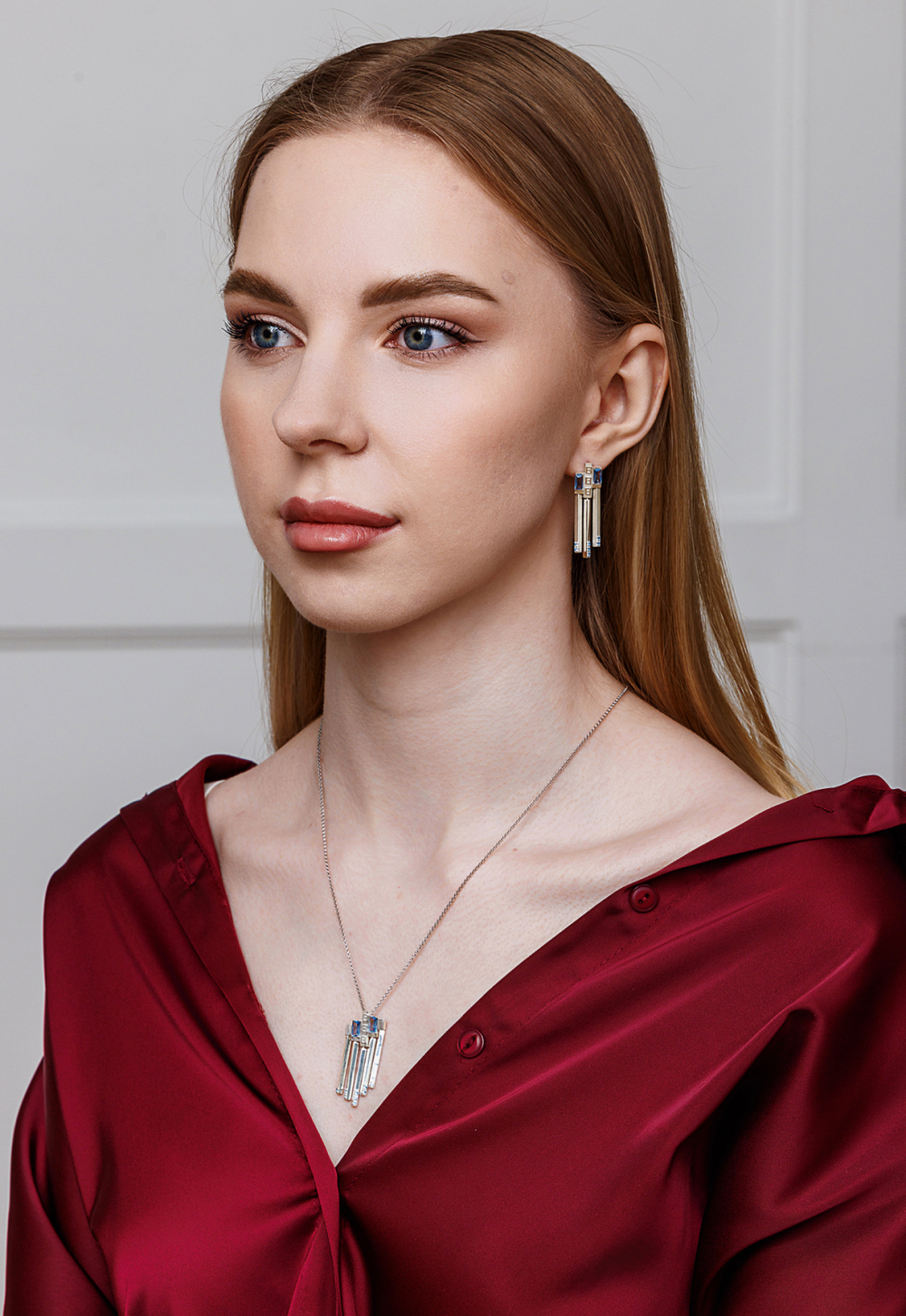 Серьги ассиметричные из серебра со вставками из выращенной шпинели