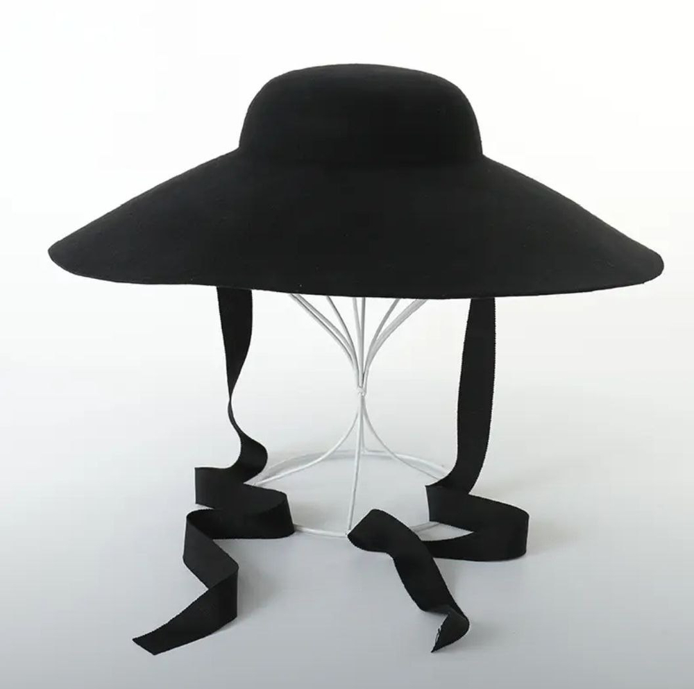 Шляпка с лентами.