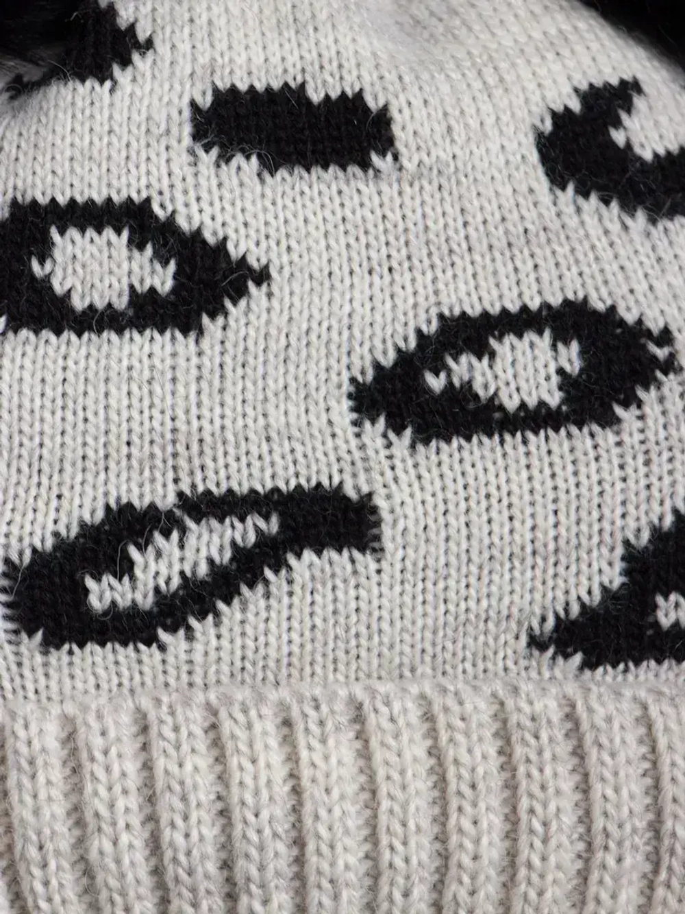 Шапка для девочки зимняя с помпонами на завязках