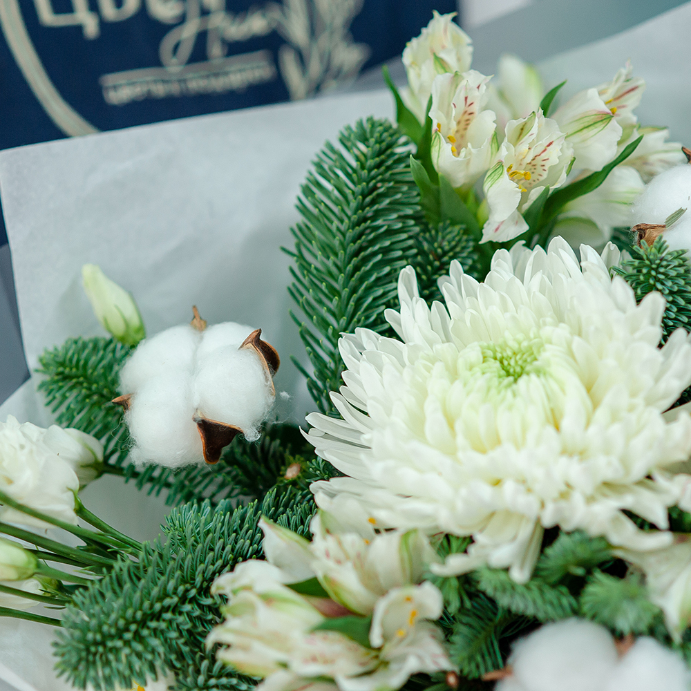 Нобилис с одноголовой хризантемой и хлопком