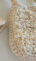 Вязаная сумочка и митенки