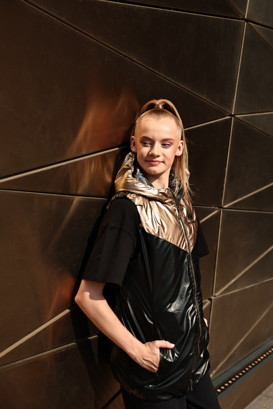 Жилет Гран При с капюшоном