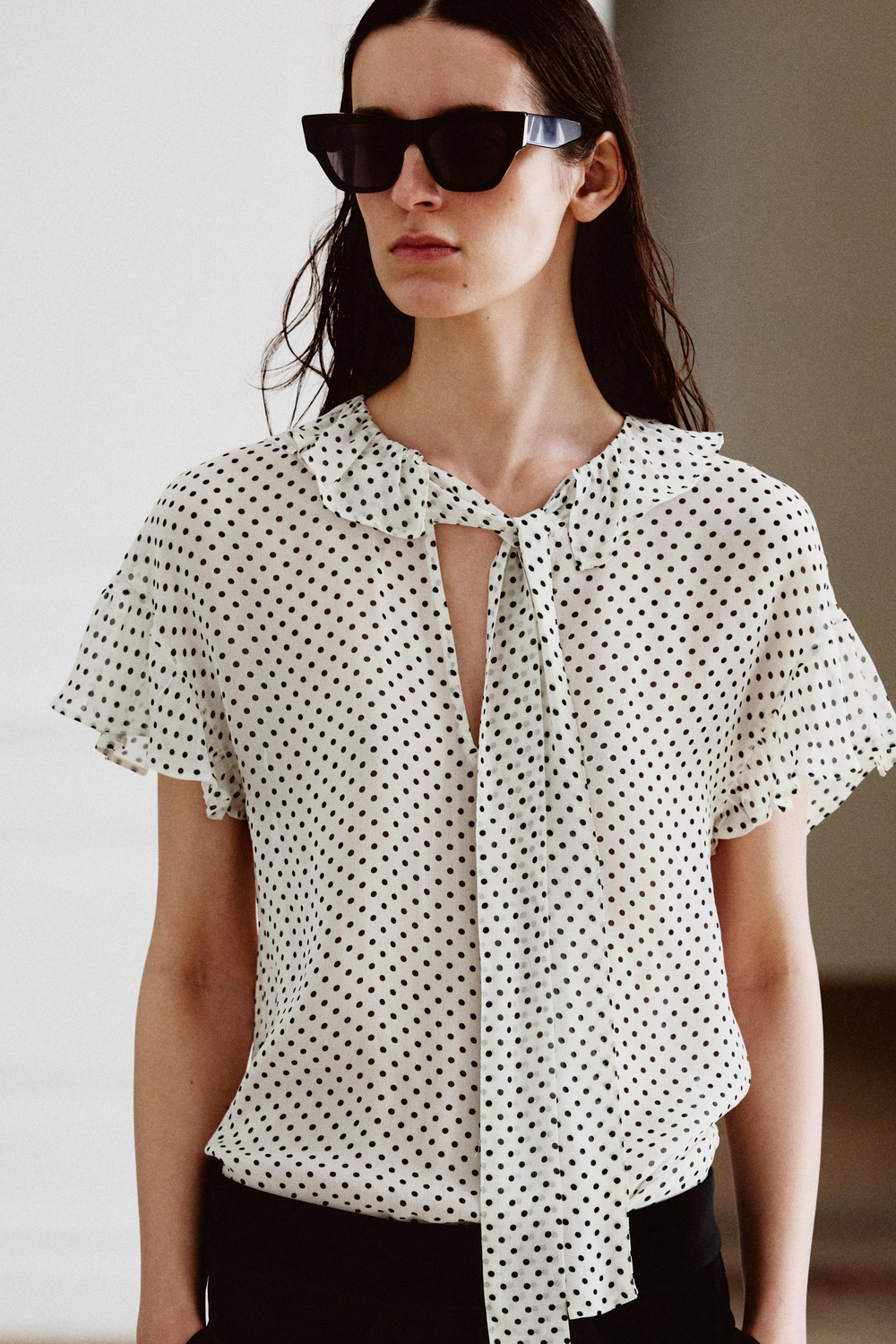 ZARA БЛУЗА С ЗАВЯЗКАМИ И ПРИНТОМ В ГОРОШЕК — ZW COLLECTION, БЕЛЫЙ