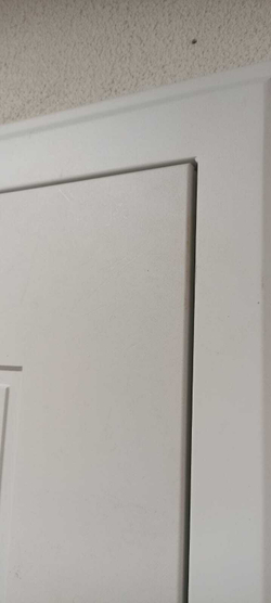 Входная белая металлическая дверь  Нео Вайт Гладкая 15 Софт белый, молдинг черный, без текстуры (фурнитура ХРОМ блестящий)