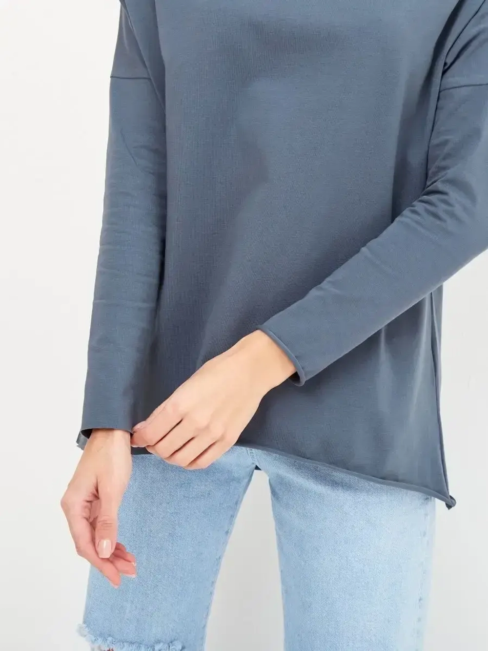 Лонгслив оверсайз с вырезом лодочка