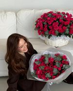 Цветочная корзина из розовых кустовых роз и эвкалипта размер XL