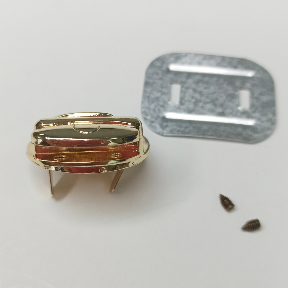 Замок защелка на винтах 30*35 Золото