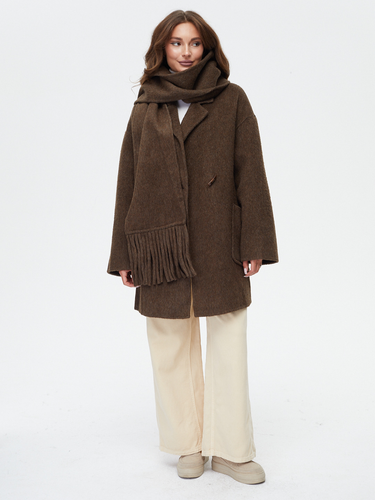 Укороченное пальто с шарфом в коричневом цвете