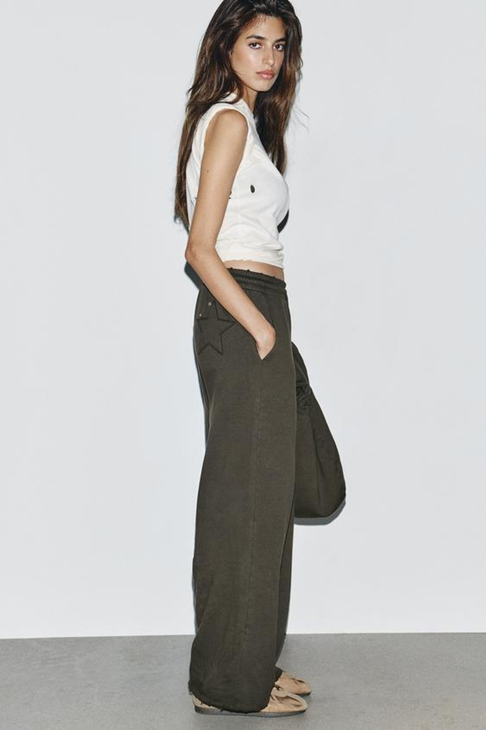 ZARA БРЮКИ С ЭФФЕКТОМ ПОТЕРТОСТИ, ЗВЕЗДАМИ И ЗАКЛЕПКАМИ, ТЕМНО-КОРИЧНЕВЫЙ