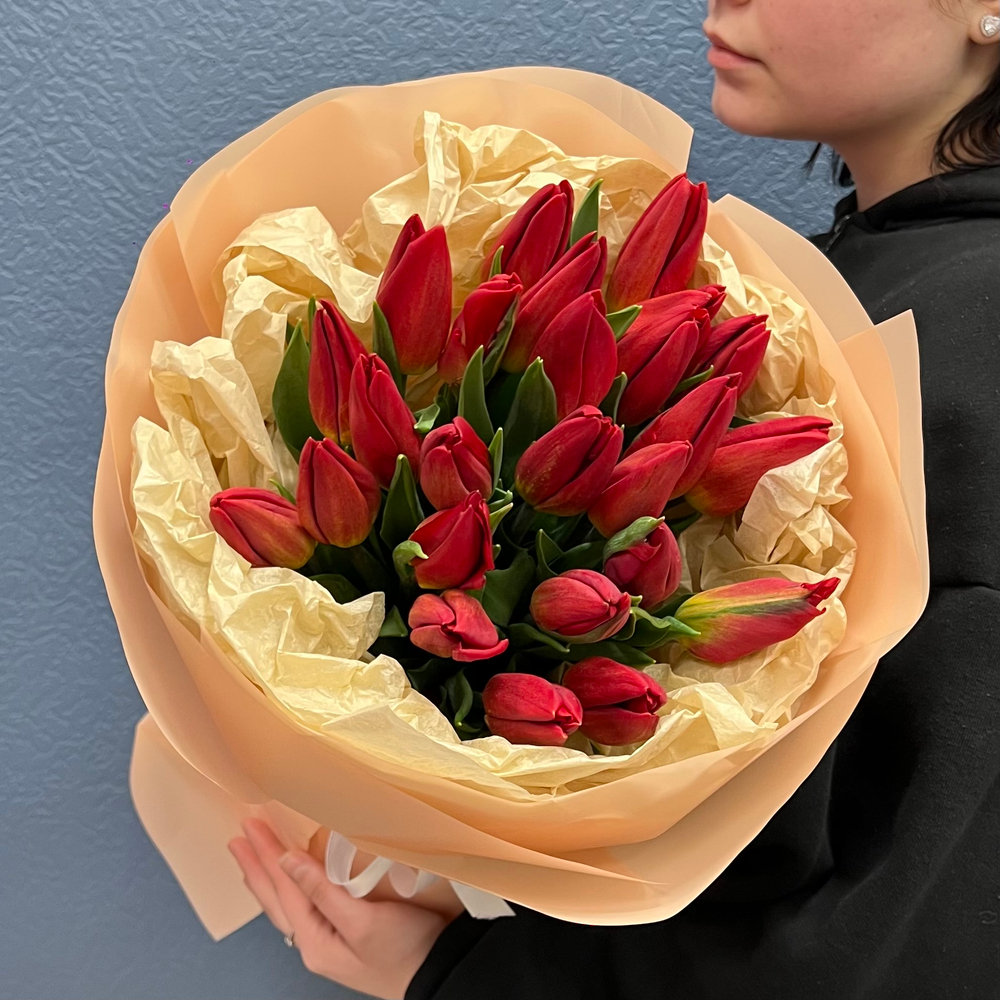 Букет свежих красных тюльпанов