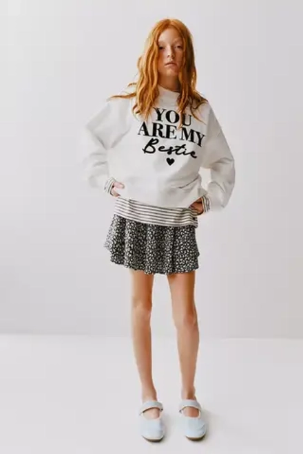 ZARA ТОЛСТОВКА С РЕЛЬЕФНОЙ НАДПИСЬЮ, ЖЕЛТОВАТО-БЕЛЫЙ