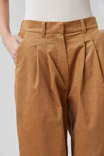 Брюки со складками из бежевого вельвета