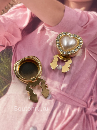 Накладка на пуговицу золотистая в форме сердца с жемчугом и стразами