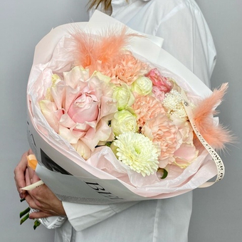 «Французский вираж» букет с розами, герберами и диантусами