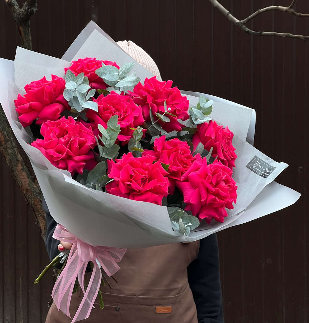 Букет из французских роз малинового оттенка и эвкалипта в стильном оформлении