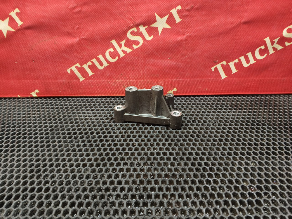 Кронштейн коллектора впускного 2020г.