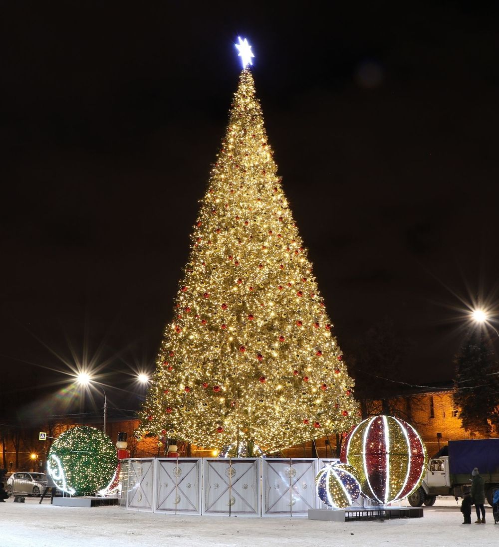 Светодинамическая елка ствольная: с встроенной гирляндой - "Альпийская" 15 м