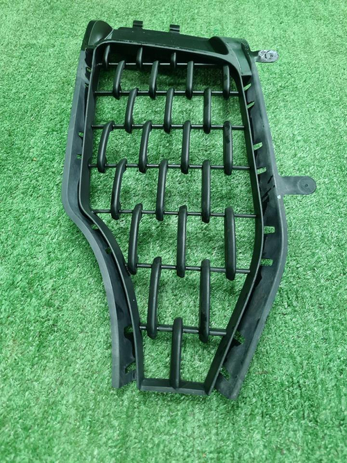 Решетка переднего бампера Maserati Levante (16-20)