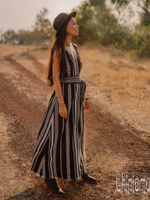 Жаккардовое платье макси с V-образным вырезом (черно-белое)