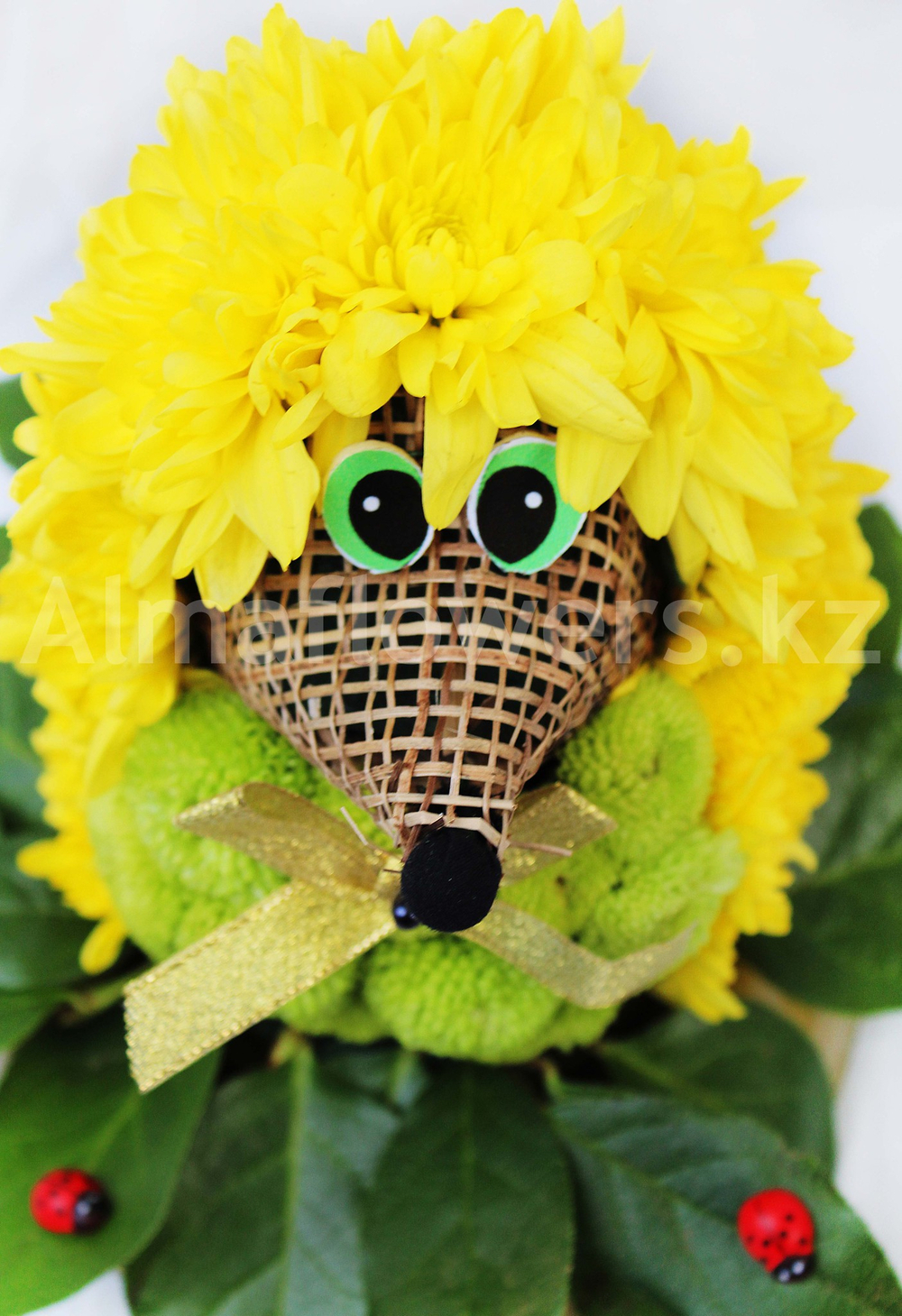Игрушка из цветов "Ёжик желтый"
