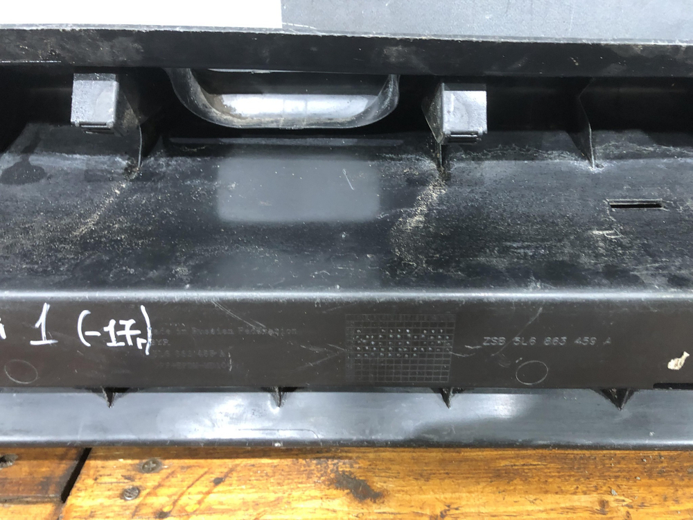 Накладка замка багажника Skoda Yeti 09-18 Б/У Оригинал 5L6863485A