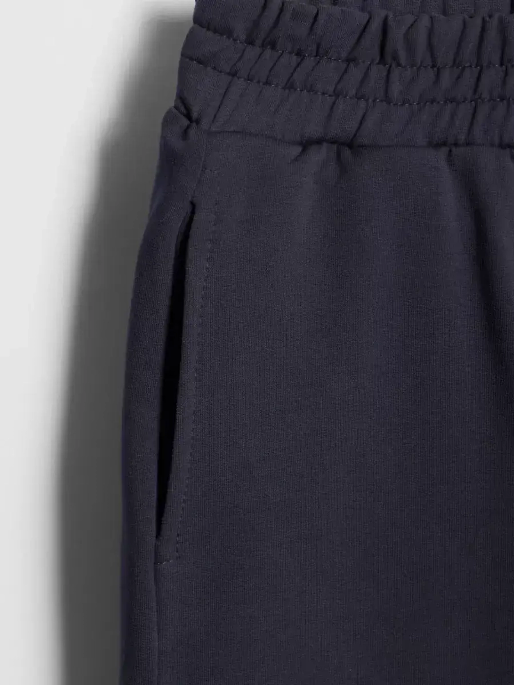 Черный костюм для девочки с шортами бермудами