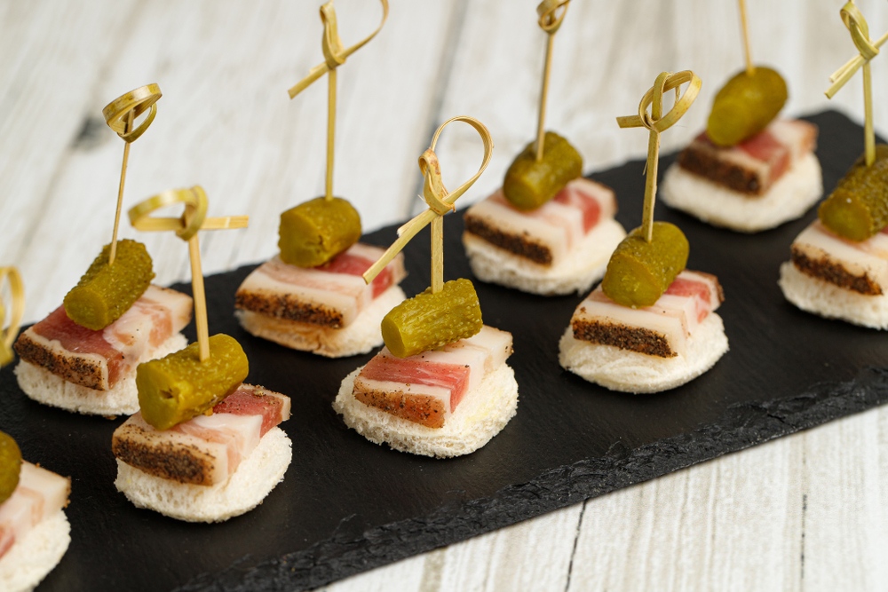 Канапе с салом, корнишоном и горчицей на тосте