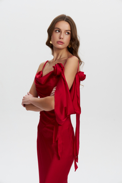 Вечернее платье оттенка алая роза «Jardin de roses»