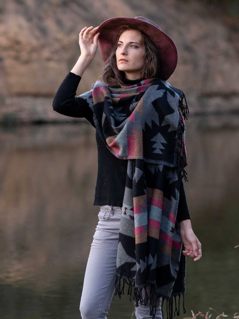 Палантин теплый с орнаментом Навахо