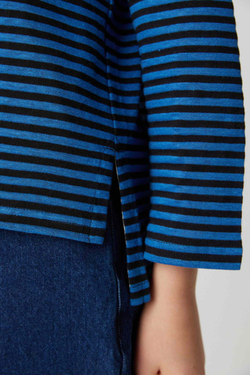 Топ с разрезами в черно-синюю полоску