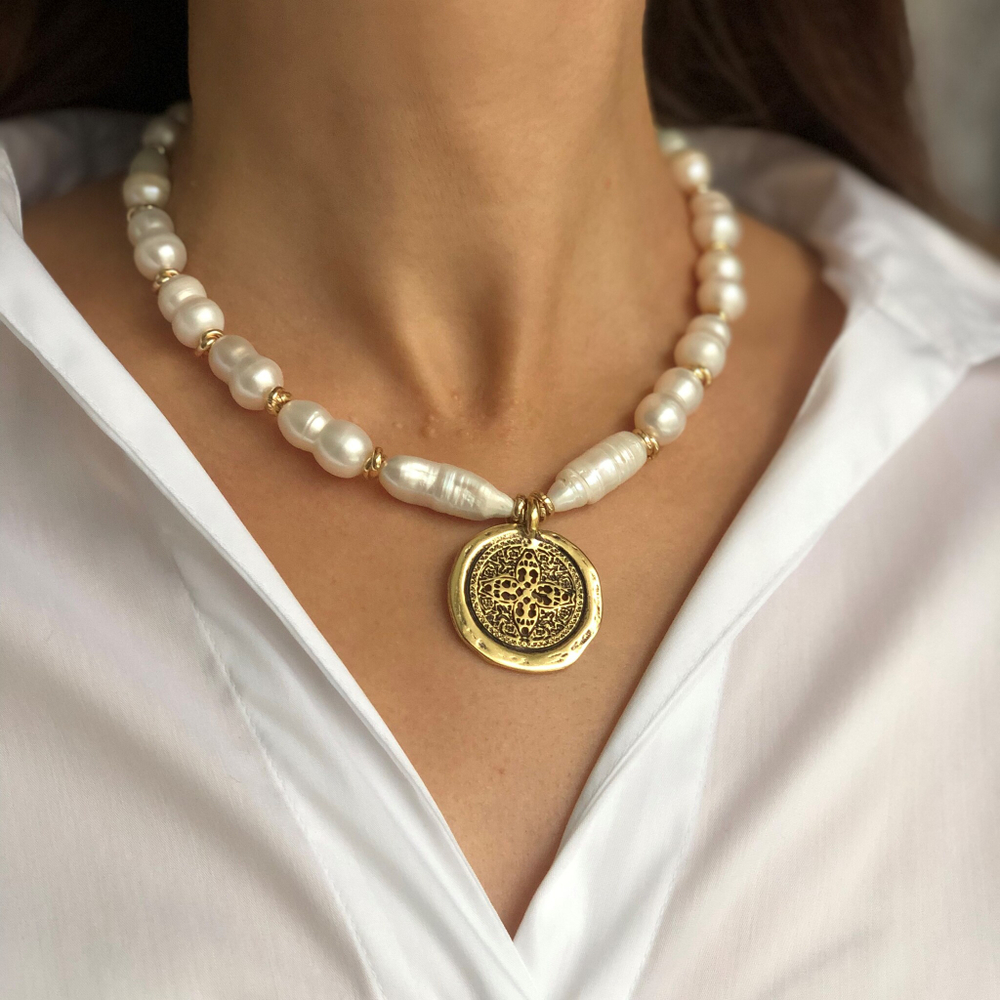 Чокер из белого речного жемчуга с крупной монетой, цвет золото, Италия